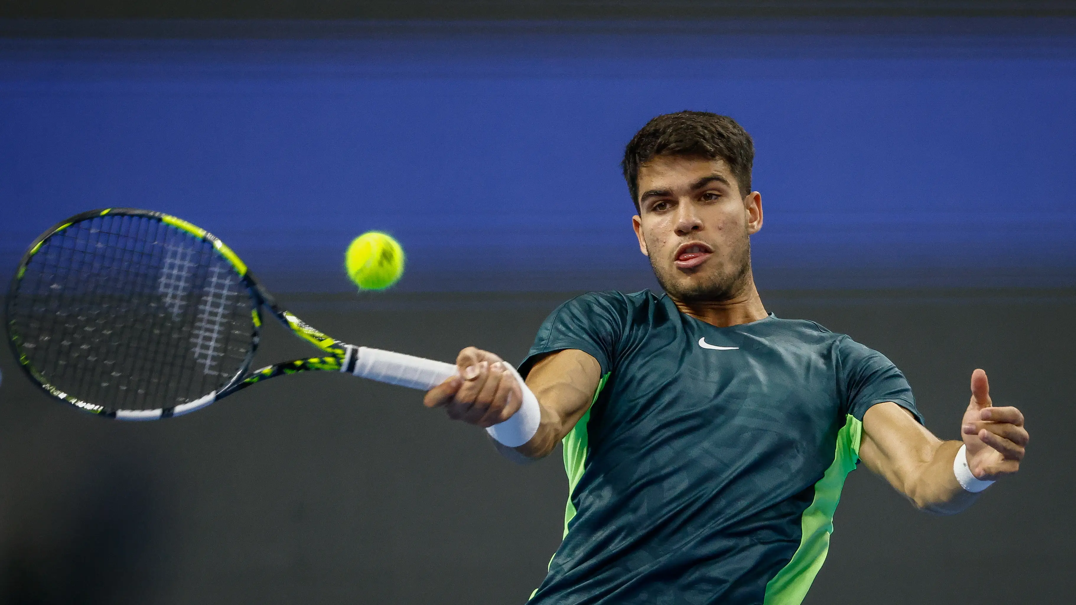 Carlos Alcaraz golpea una derecha en el torneo de Pekín Carlos Alcaraz golpea una derecha en el torneo de Pekín