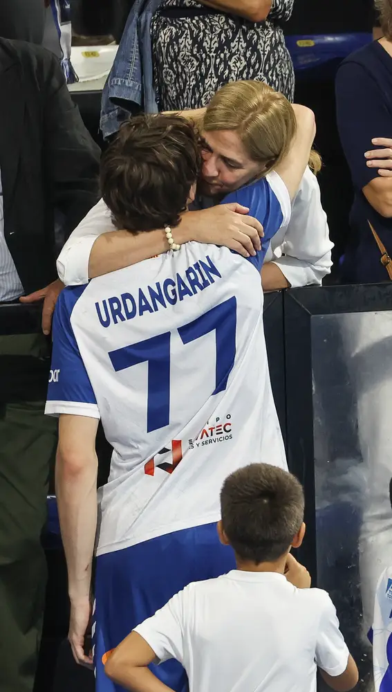 El abrazo de Pablo Urdangarin a su madre, la infanta Cristina