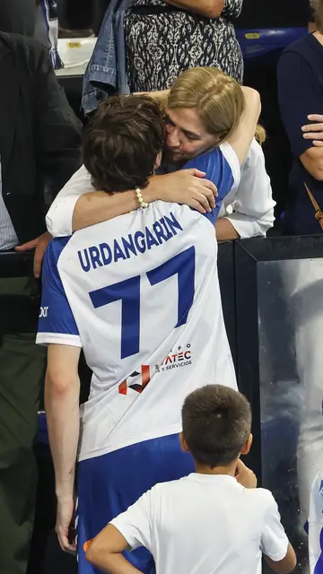 El abrazo de Pablo Urdangarin a su madre, la infanta Cristina El abrazo de Pablo Urdangarin a su madre, la infanta Cristina
