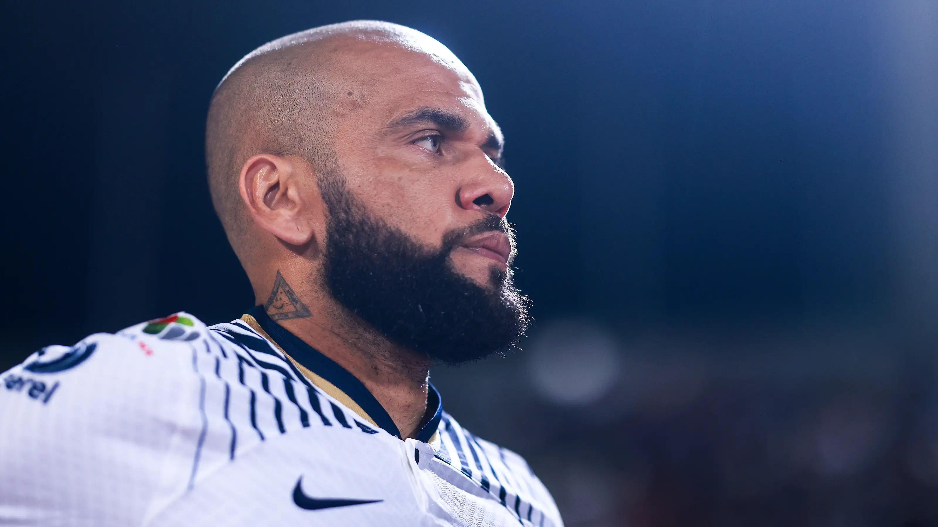 Dani Alves en un partido de fútbol con el Pumas en 2022 Dani Alves en un partido de fútbol con el Pumas en 2022
