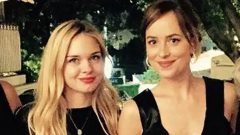 Stella Banderas y Dakota Johnson Stella Banderas y Dakota Johnson