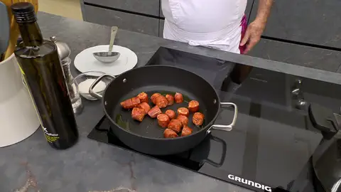 Añade el chorizo troceado Añade el chorizo troceado
