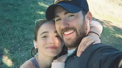 Chris Evans y Alba Baptista Chris Evans y Alba Baptista