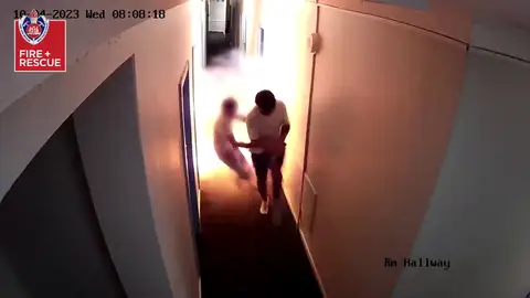 Los jóvenes huyendo de la explosión Vídeo: la brutal explosión de una batería de litio en un albergue de Sidney que casi alcanza a dos mochileros