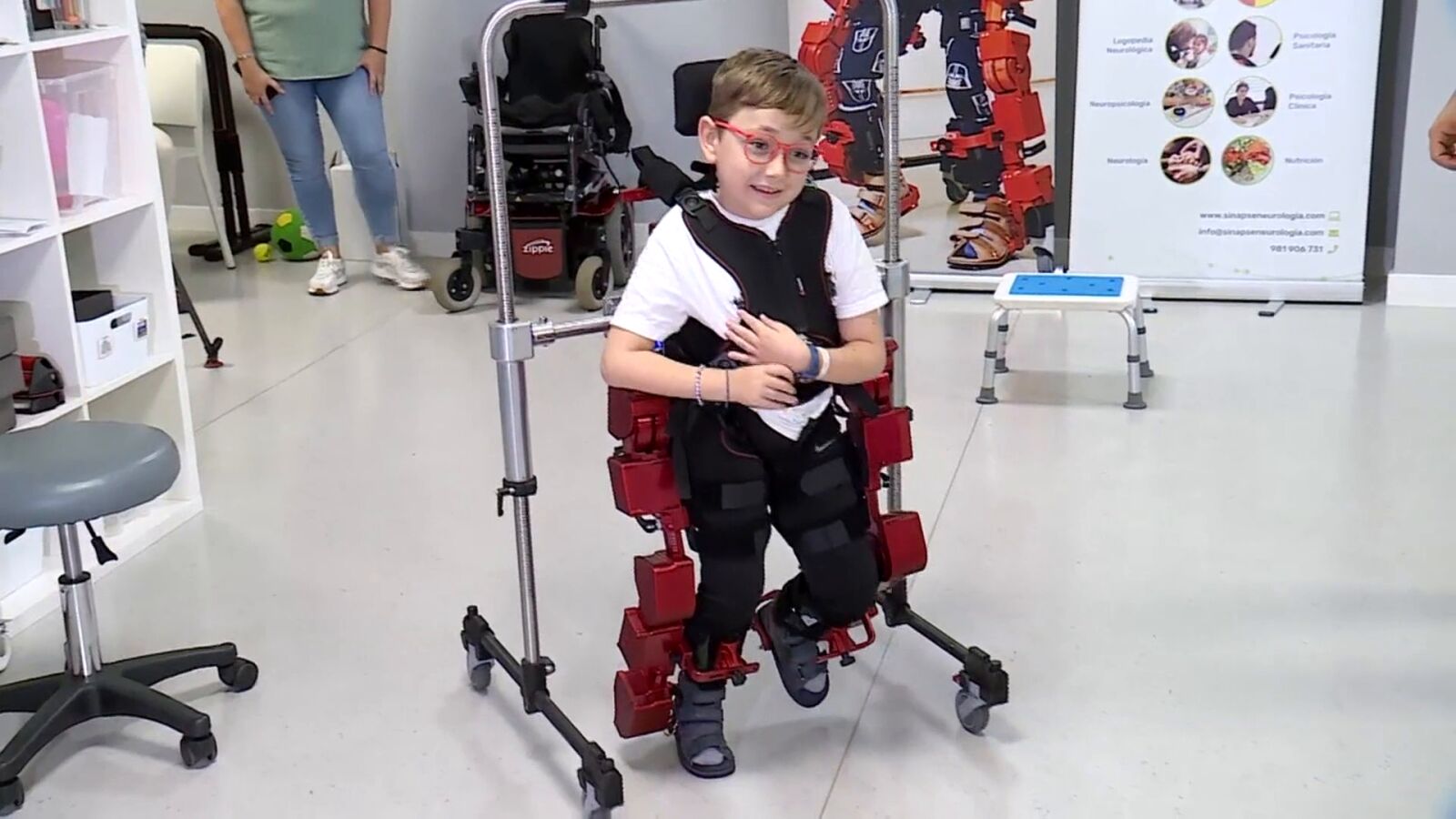 Dos niños gallegos con enfermedades neurológicas prueban el primer exoesqueleto pediátrico del mundo