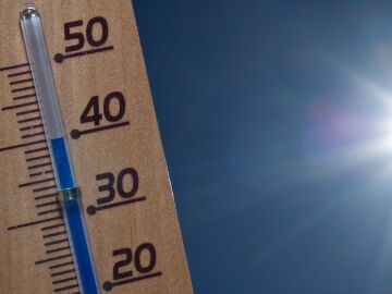 Imagen de archivo de un termómetro frente al sol
