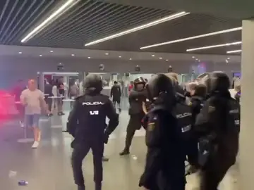 Agentes de la Policía Nacional intervienen en un palco del Metropolitano Agentes de la Policía Nacional intervienen en un palco del Metropolitano