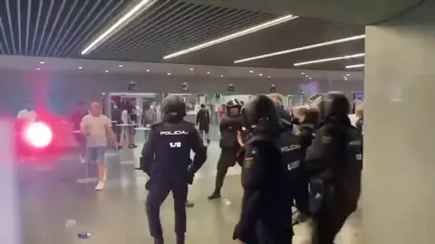Agentes de la Policía Nacional intervienen en un palco del Metropolitano Agentes de la Policía Nacional intervienen en un palco del Metropolitano