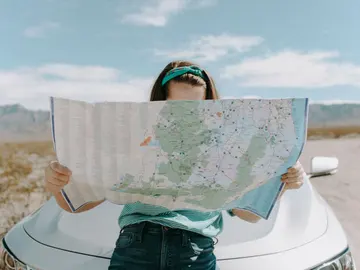 Mujer mirando un mapa Mujer mirando un mapa