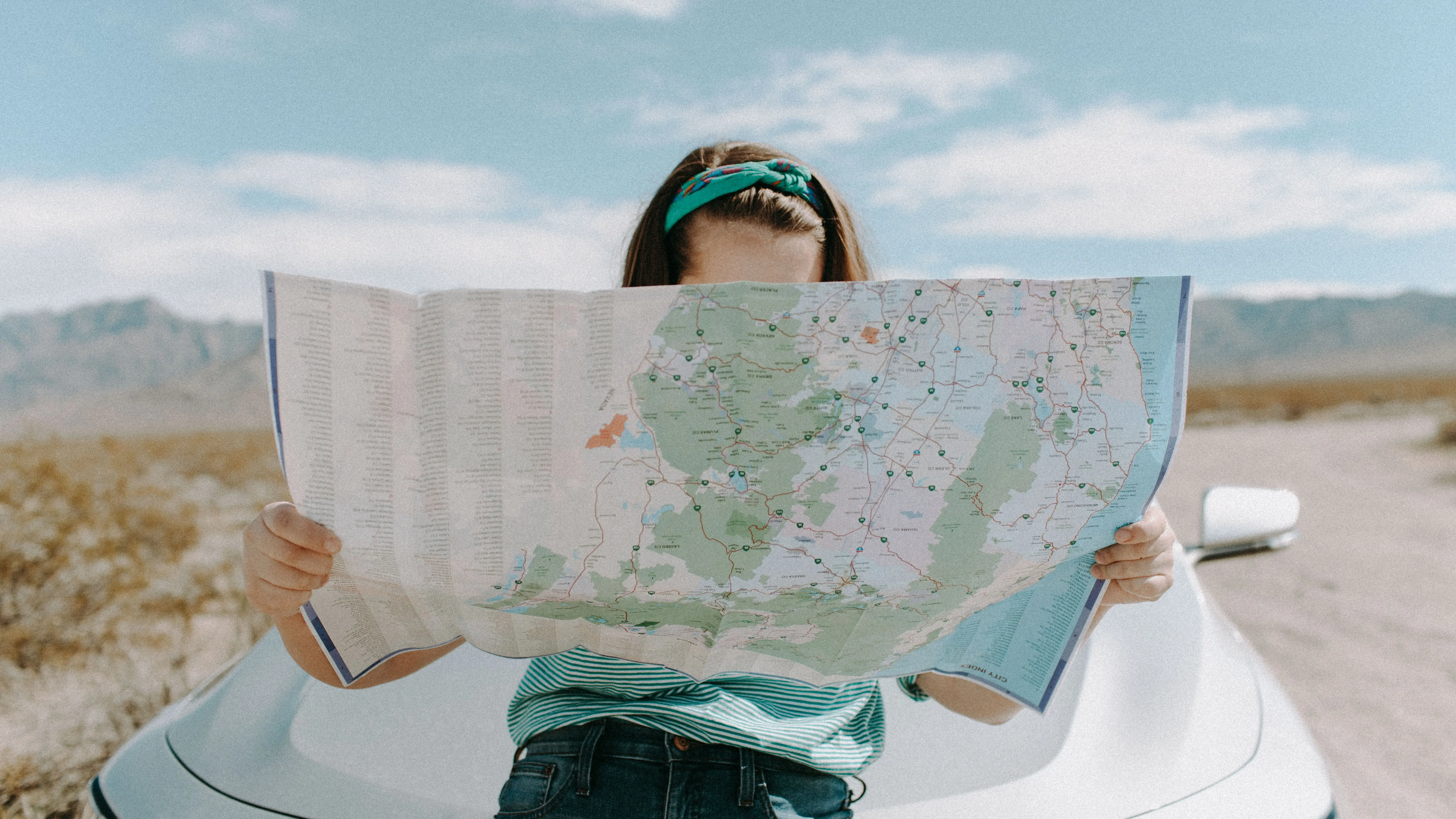 Mujer mirando un mapa Mujer mirando un mapa
