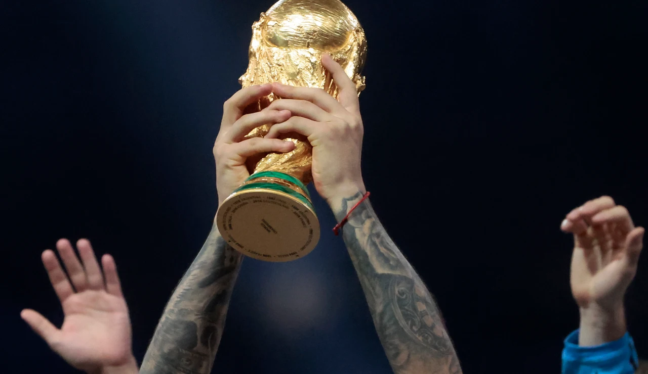 La Copa del Mundo, levantada por los jugadores de Argentina