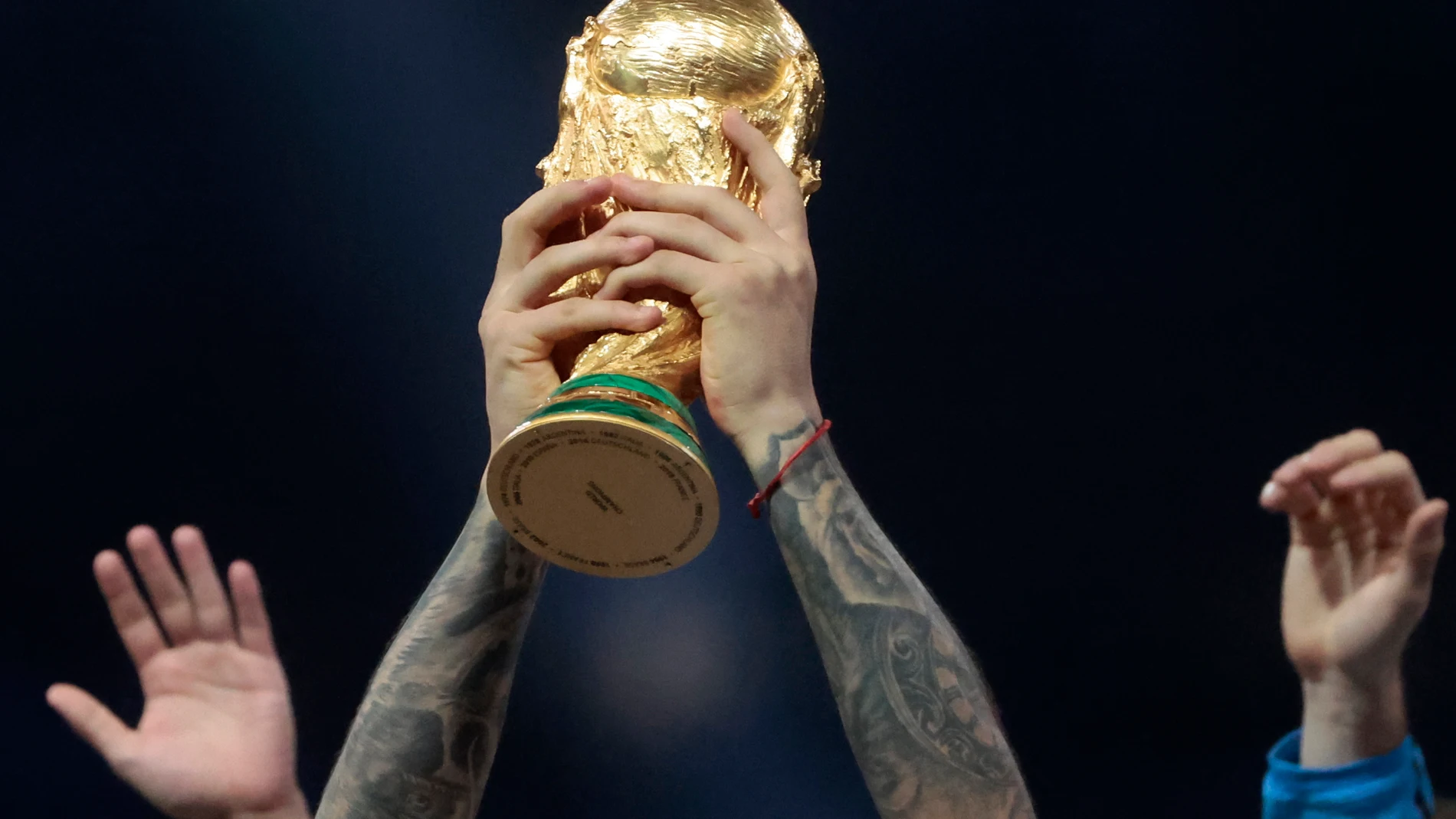 La Copa del Mundo, levantada por los jugadores de Argentina
