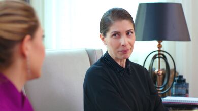 Yildiz avergüenza a Aysel en el nuevo video del canal de Zehra: 