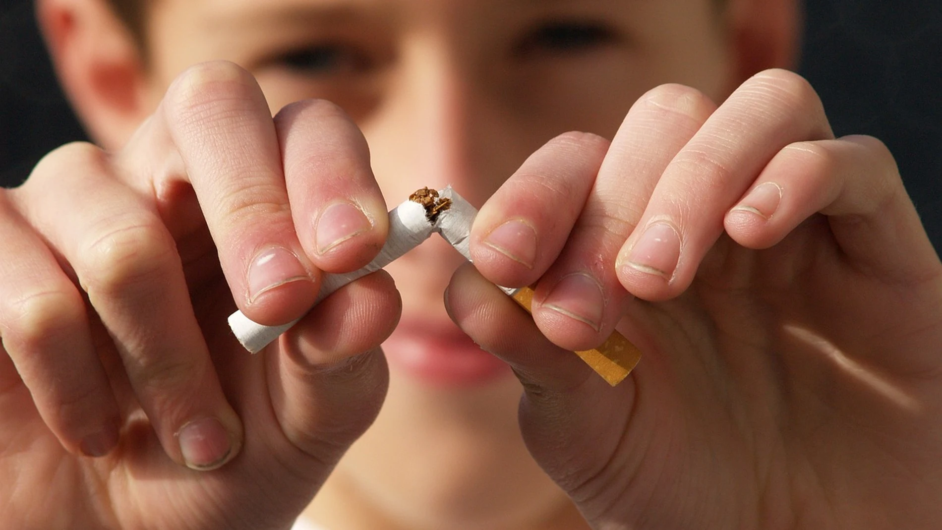 Medidas de Reino Unido para dejar de fumar: regalará vapers