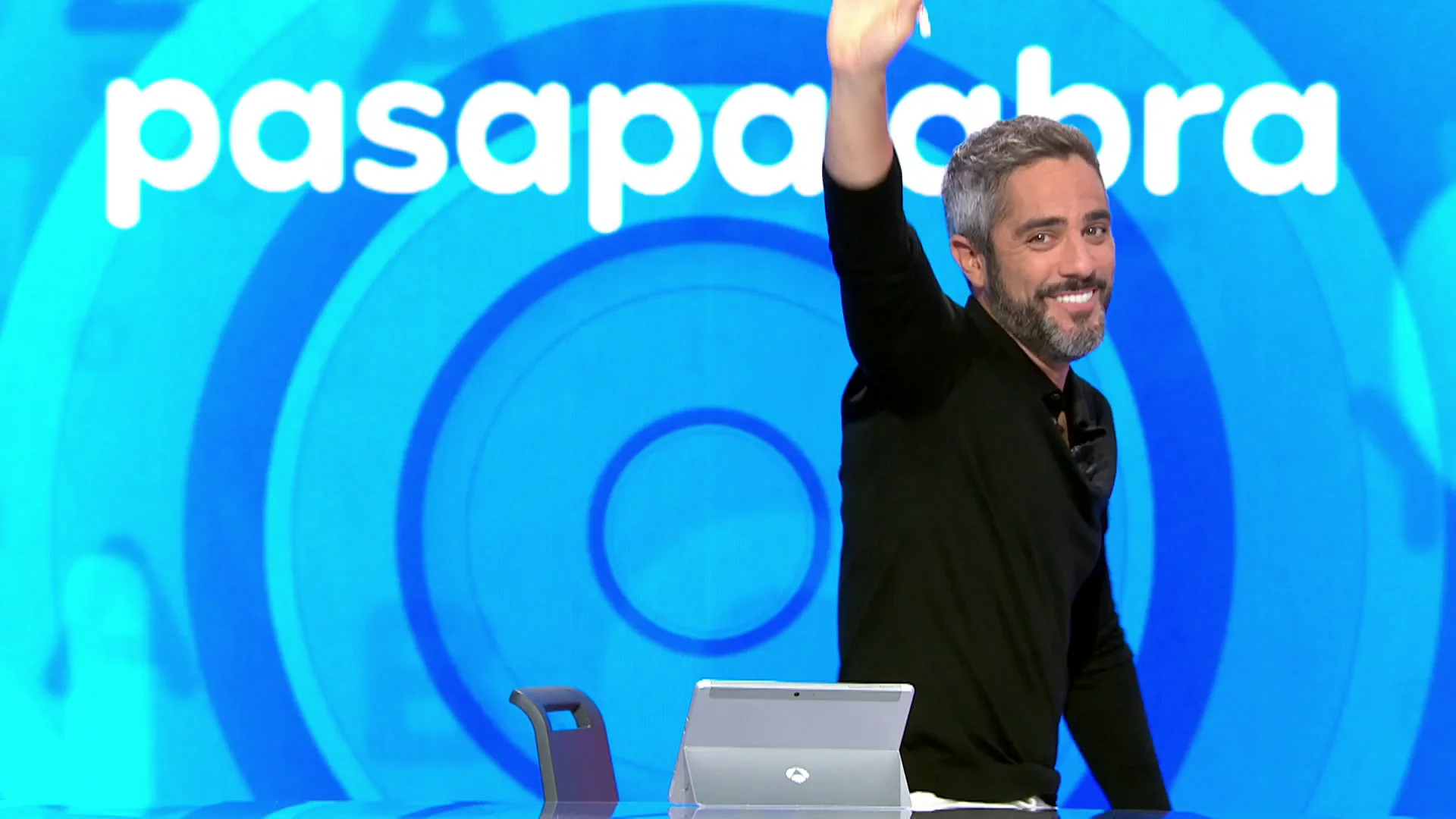 Roberto Leal amaga con abandonar el plató tras contar un chiste malo: “Venga, hasta luego” Roberto Leal amaga con abandonar el plató tras contar un chiste malo: “Venga, hasta luego”