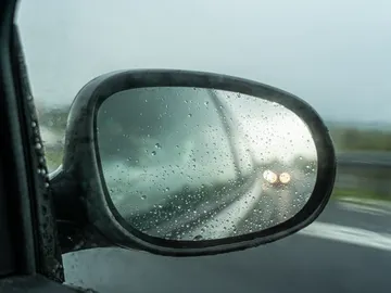 Espejo retrovisor mojado por la lluvia Espejo retrovisor mojado por la lluvia