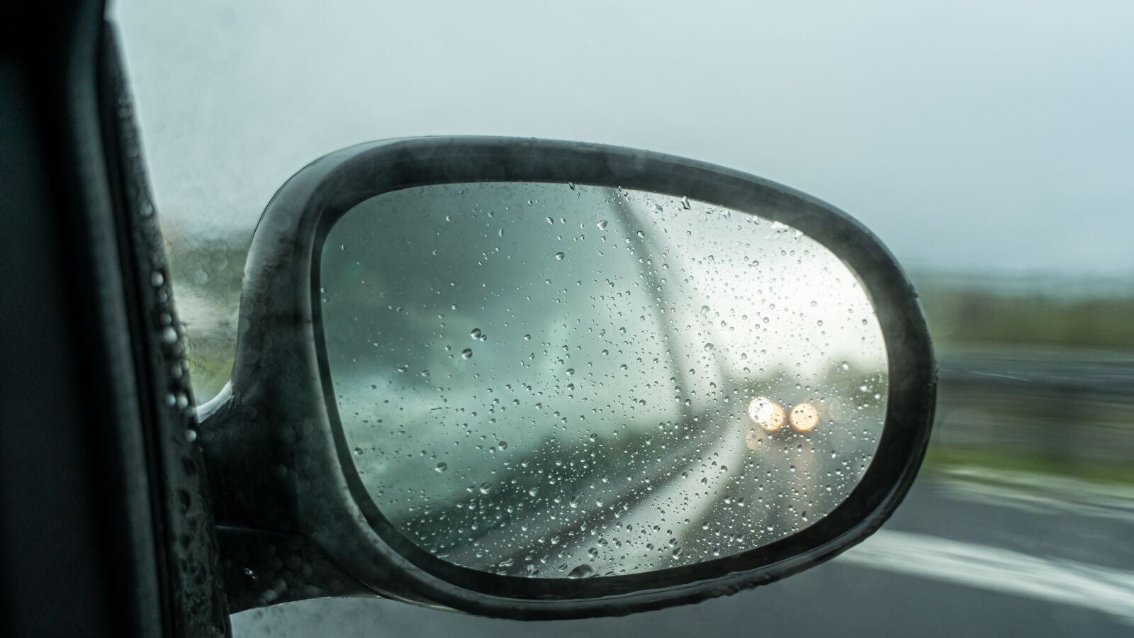 El truco de la pasta de dientes para que el retrovisor del coche no se ensucie cuando llueve