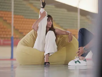 Almudena Cid bromea sobre su don con la elasticidad Almudena Cid bromea sobre su don con la elasticidad