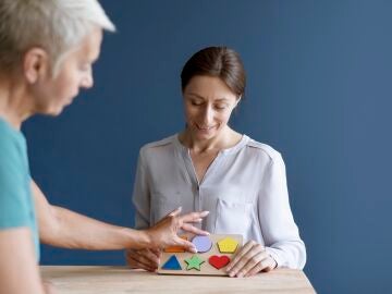 Mujer haciendo una sesión de terapia ocupacional con un psicólogo