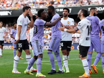 Vinicius señala a un aficionado en el Valencia - Real Madrid del 21 de mayo de 2023