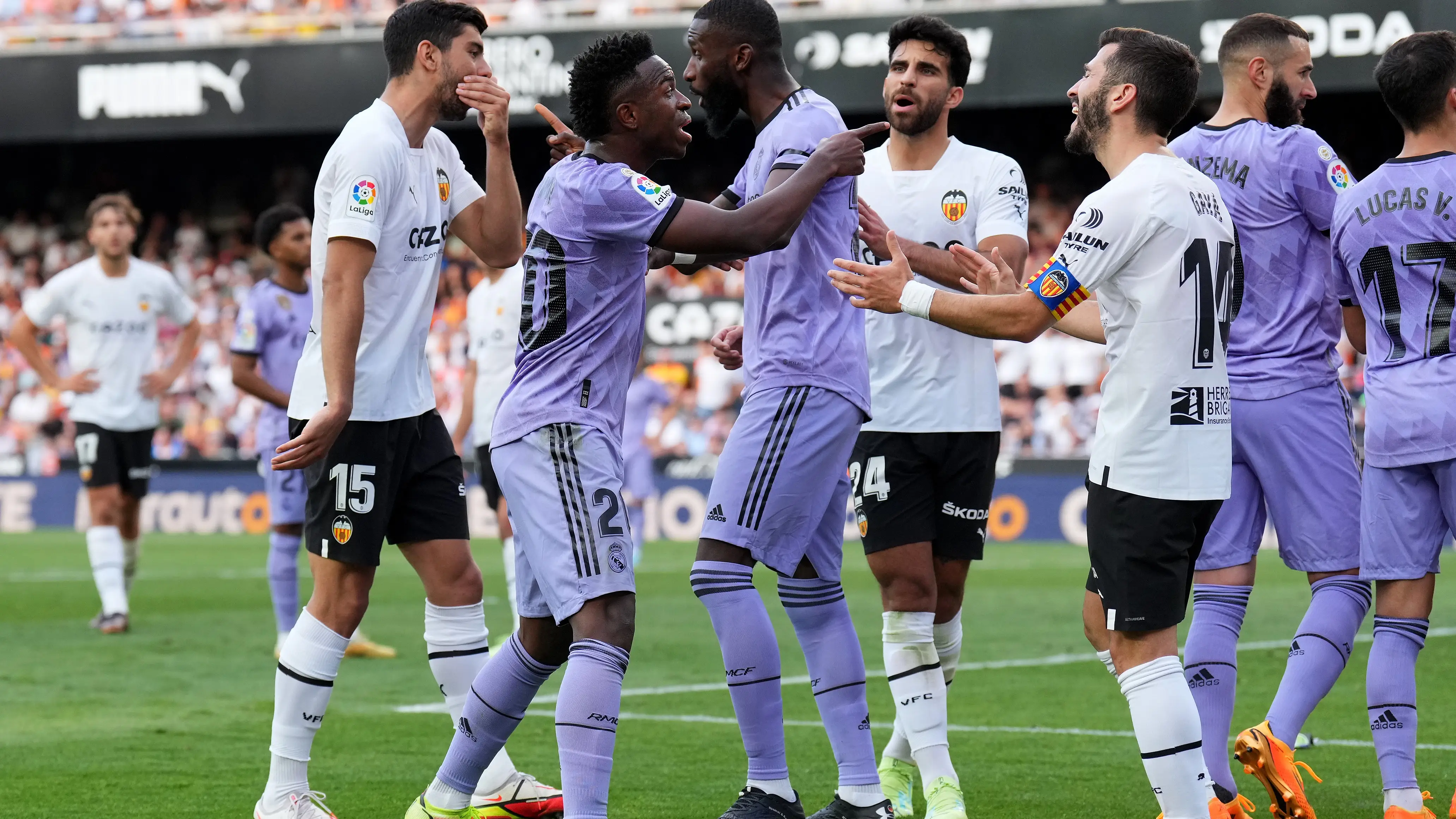 Vinicius señala a un aficionado en el Valencia - Real Madrid del 21 de mayo de 2023 Vinicius señala a un aficionado en el Valencia - Real Madrid del 21 de mayo de 2023