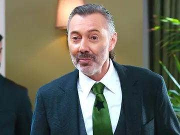Nadir aparece en el nombramiento de Yildiz... ¿Qué pasará cuando Halit se entere? Nadir aparece en el nombramiento de Yildiz... ¿Qué pasará cuando Halit se entere?