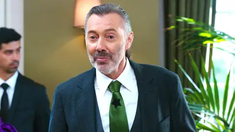 Nadir aparece en el nombramiento de Yildiz... ¿Qué pasará cuando Halit se entere? Nadir aparece en el nombramiento de Yildiz... ¿Qué pasará cuando Halit se entere?