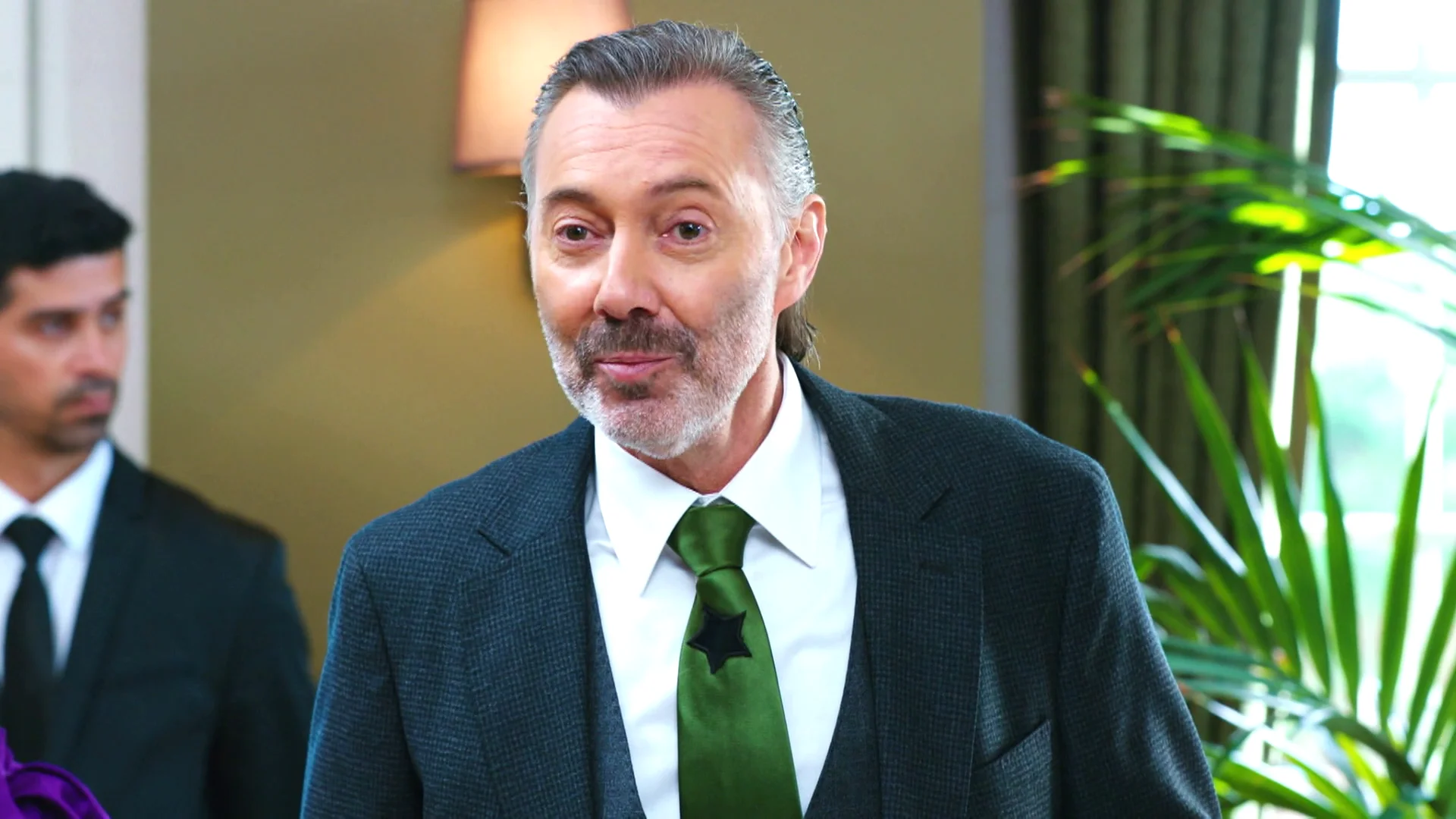 Nadir aparece en el nombramiento de Yildiz... ¿Qué pasará cuando Halit se entere? Nadir aparece en el nombramiento de Yildiz... ¿Qué pasará cuando Halit se entere?
