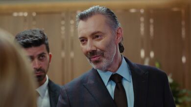 Nadir ridiculiza a Halit regalándole un cuadro... ¡de una mujer que se parece a Yildiz! 