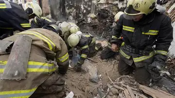 Equipos de bomberos rescatan el cadáver de un niño Equipos de bomberos rescatan el cadáver de un niño