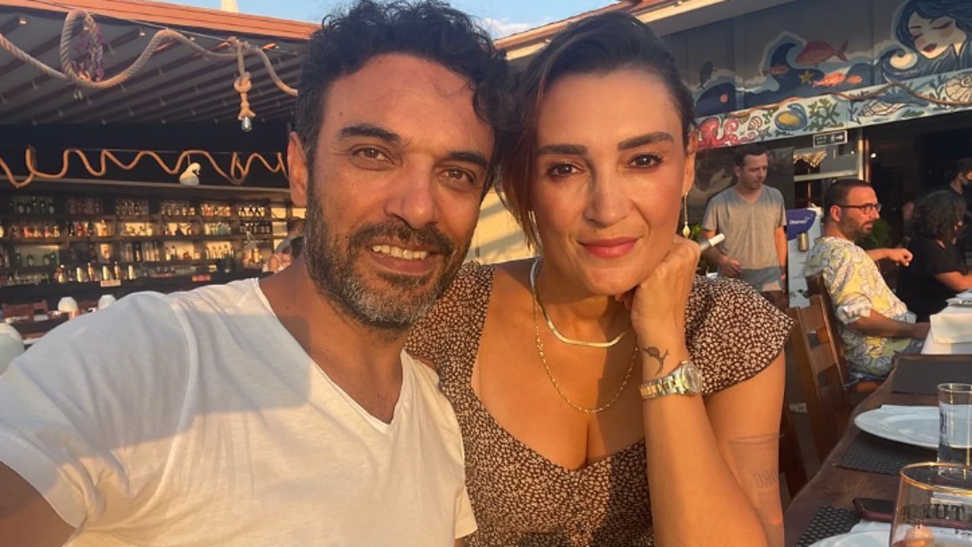 La historia de amor del actor Ugur Aslan con una de las guionistas de Secretos de familia La historia de amor del actor Ugur Aslan con una de las guionistas de Secretos de familia