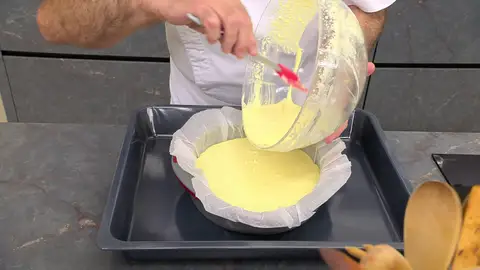 Mete el molde en el horno precalentado Mete el molde en el horno precalentado