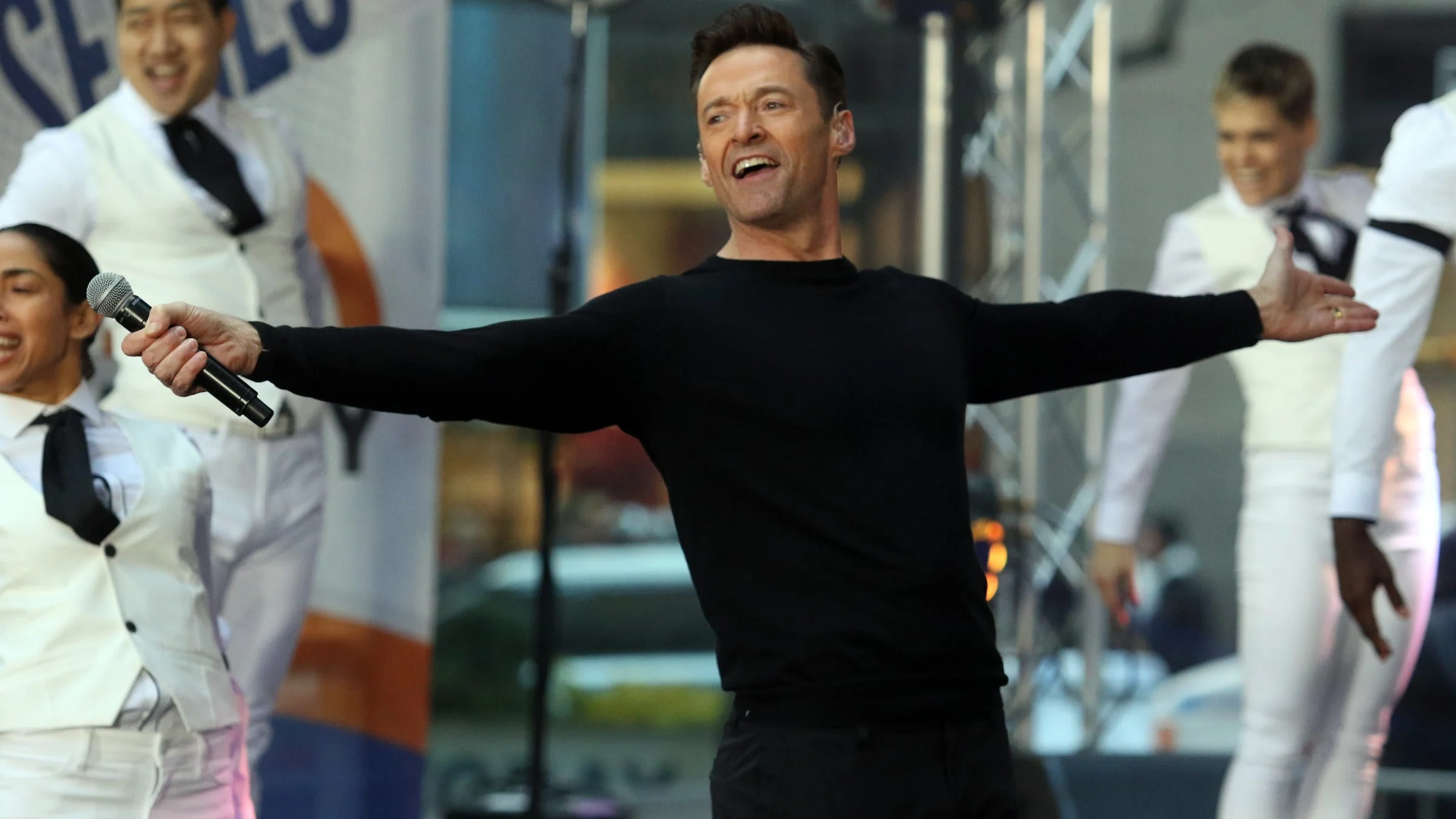 Hugh Jackman actuando en el Rockefeller Center de Nueva York para el programa Today