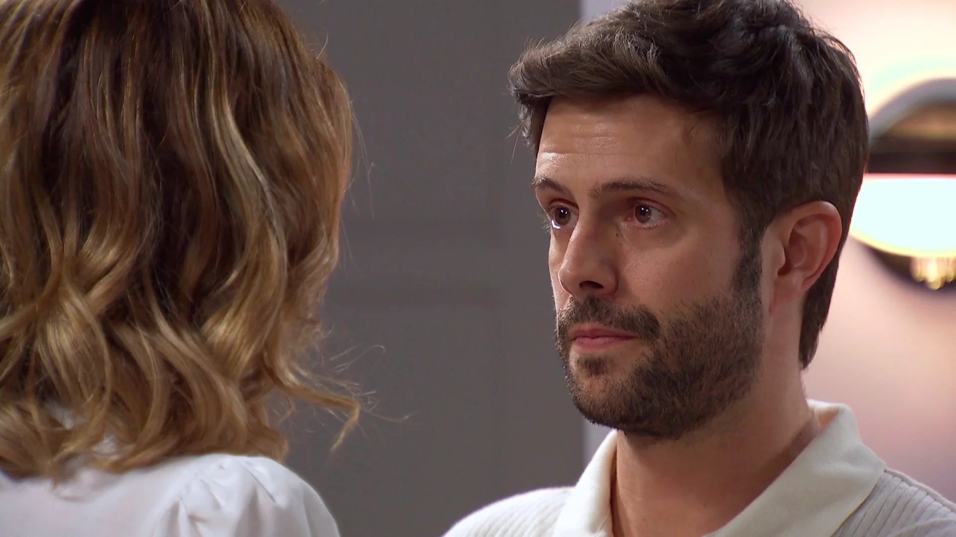 Román se llena de valentía y rompe con Alicia: “No puedo casarme contigo”
