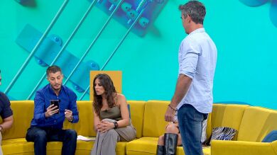 Nando Esribano saca los colores a Alonso Caparrós por la música que escucha en su móvil