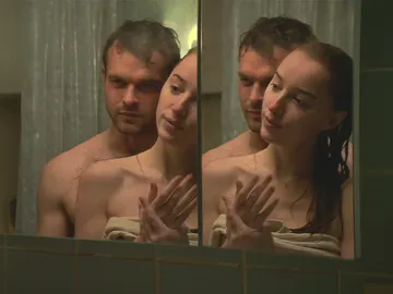 Phoebe Dynevor y Alden Ehrenreich en Juego Limpio Phoebe Dynevor y Alden Ehrenreich en Juego Limpio