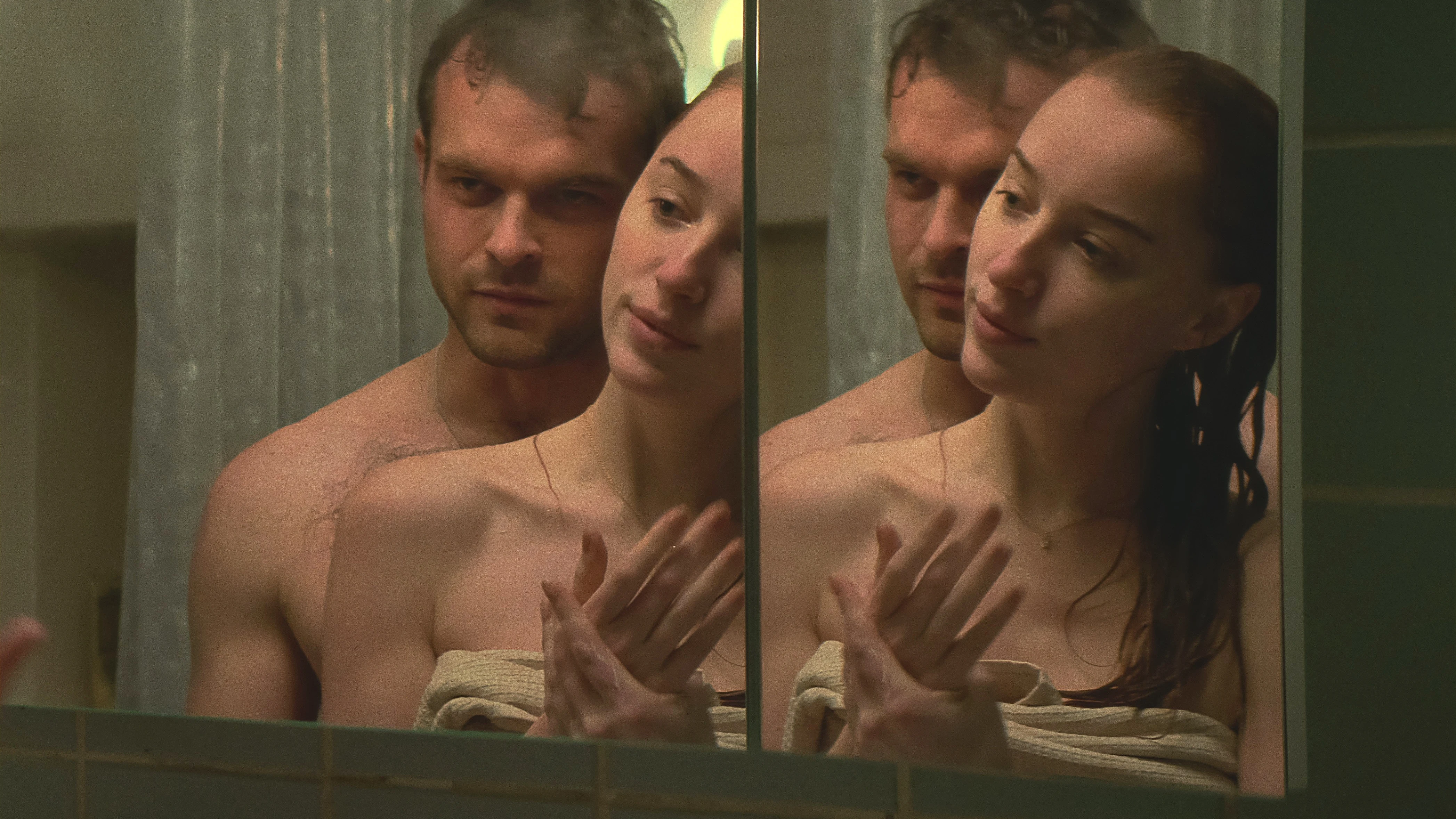 Phoebe Dynevor y Alden Ehrenreich en Juego Limpio Phoebe Dynevor y Alden Ehrenreich en Juego Limpio