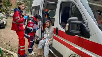 Oleh Bychko, el padre de Tymofii, siendo atendido por los sanitarios en Járkov (Ucrania)
