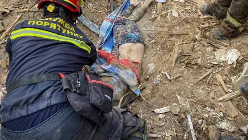 El cuerpo de Tymofii con su último pijama y una manta tras el bombardeo en Járkov (Ucania) El cuerpo de Tymofii con su último pijama y una manta tras el bombardeo en Járkov (Ucania)