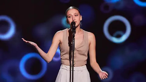 Luis Fonsi bloquea a Malú para quedarse con el arte de Alicia: “Tenía que hacerlo” Luis Fonsi bloquea a Malú para quedarse con el arte de Alicia: “Tenía que hacerlo”