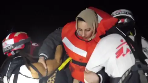 Médicos sin Fronteras rescatando a una persona 