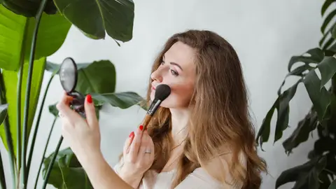 Mujer maquillándose Mujer maquillándose