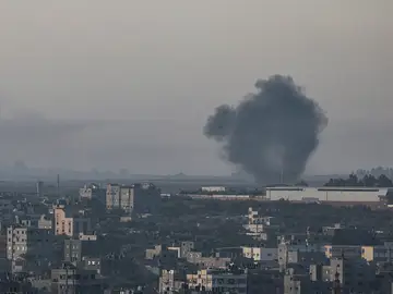 Humo tras un impacto sobre la ciudad israelí de Gedera tras el lanzamiento de cohetes desde Gaza Humo tras un impacto sobre la ciudad israelí de Gedera tras el lanzamiento de cohetes desde Gaza