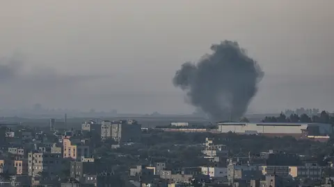 Humo tras un impacto sobre la ciudad israelí de Gedera tras el lanzamiento de cohetes desde Gaza Humo tras un impacto sobre la ciudad israelí de Gedera tras el lanzamiento de cohetes desde Gaza
