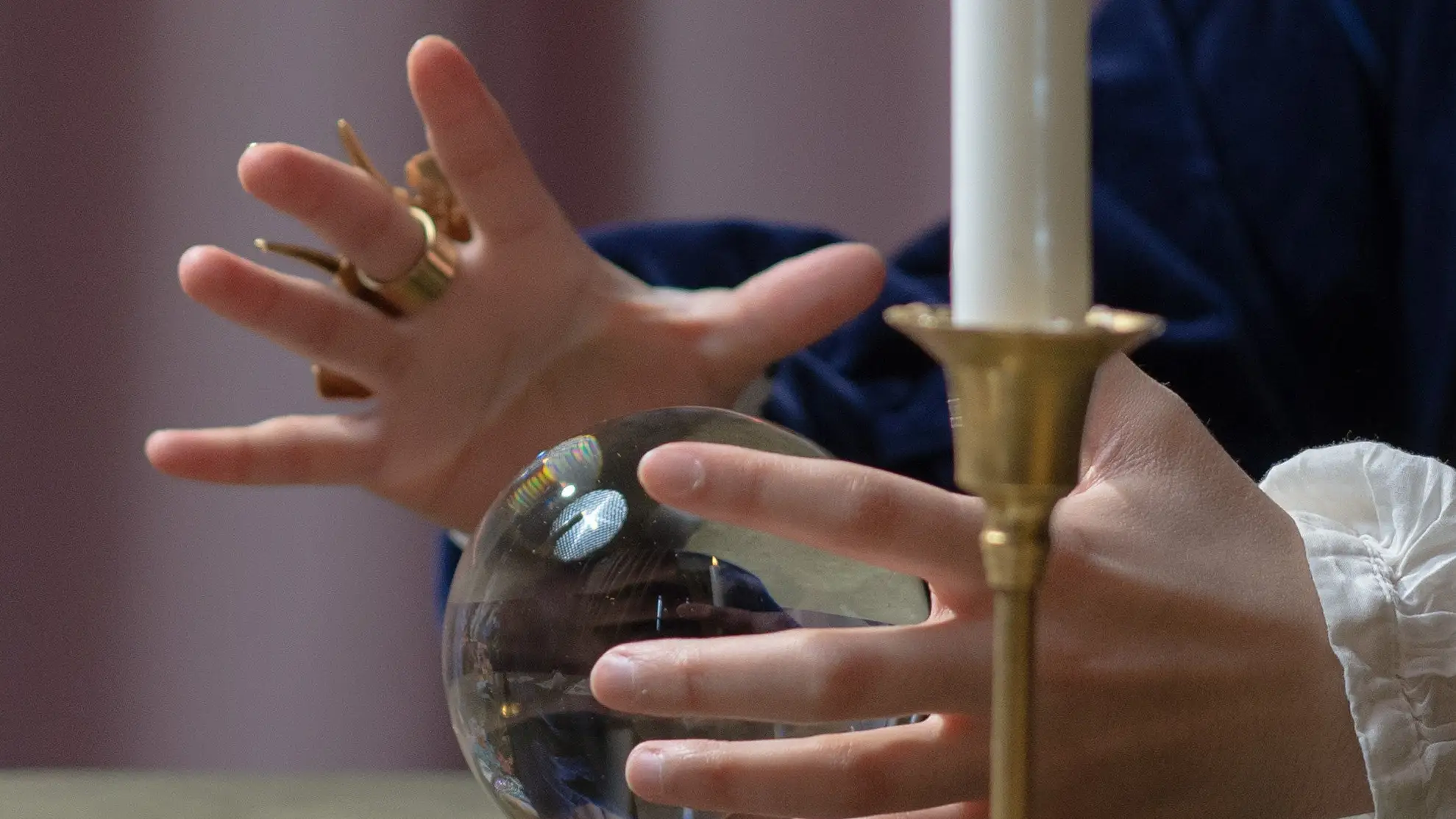 Una adivina con una bola de cristal Una adivina con una bola de cristal