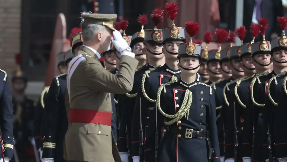Felipe VI saludando a los cadetes bajo la atenta mirada de la princesa Leonor