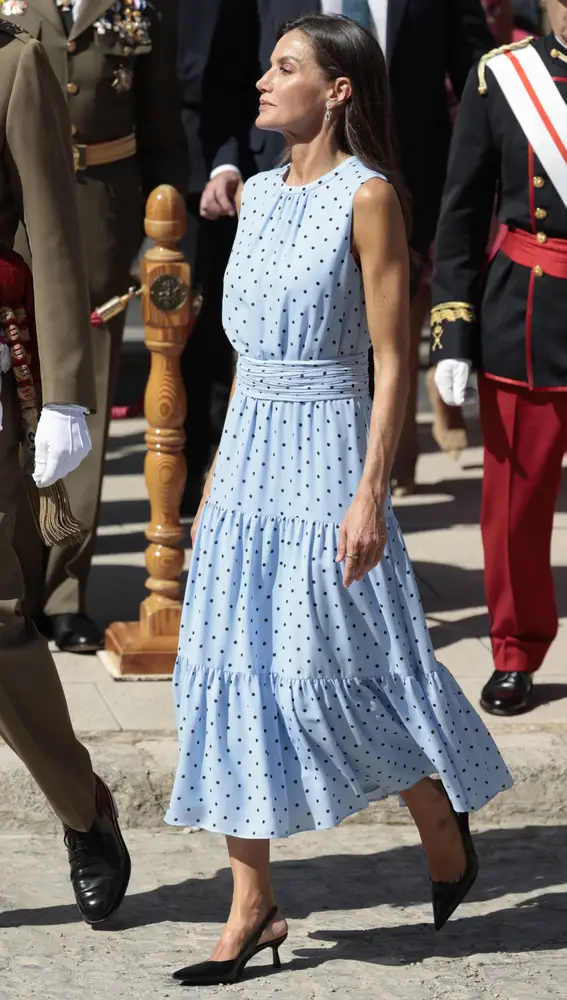 El vestido de firma española de la reina Letizia en la jura de bandera de la princesa Leonor