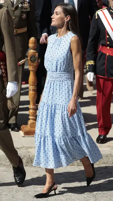 El vestido de firma española de la reina Letizia en la jura de bandera de la princesa Leonor El vestido de firma española de la reina Letizia en la jura de bandera de la princesa Leonor