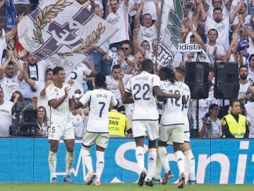 Los jugadores del Real Madrid celebran el segundo gol de Bellingham (4-0)