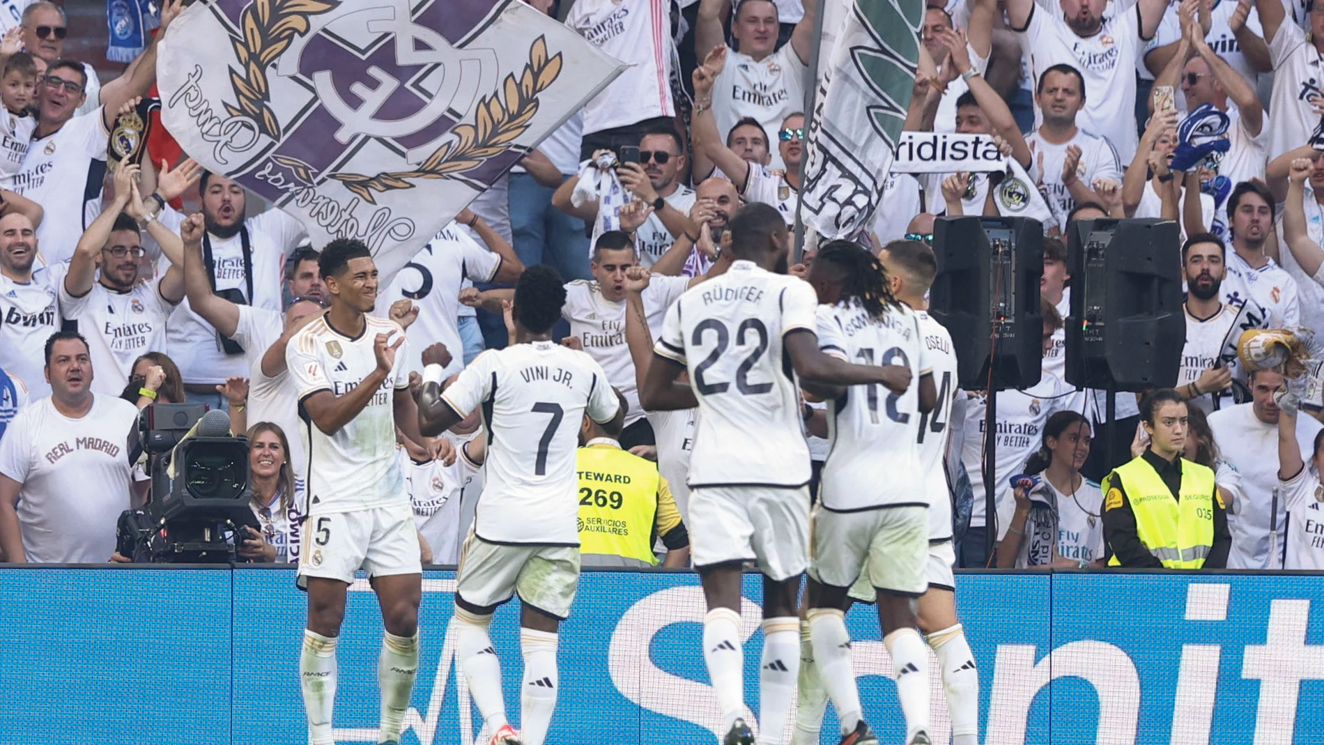 Los jugadores del Real Madrid celebran el segundo gol de Bellingham (4-0)